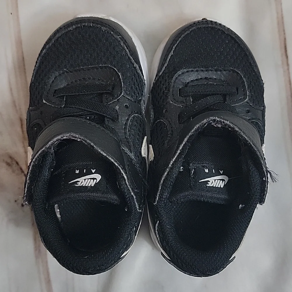 Nike Air Black and White Swoosh size 5C Children's Toddler Baby Easy On Velcro